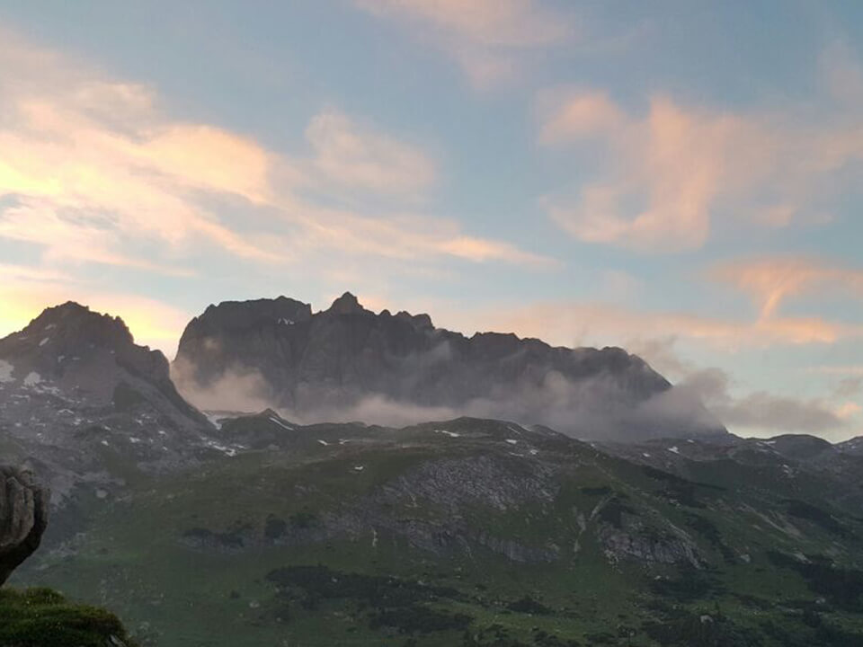 Von der Freiburger Hütte blickt man auf die Rote Wand - eine Tour dorthin lohnt sich