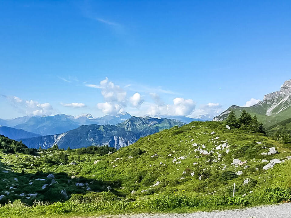 Wer die Lechquellenrunde entlang wandert, kann diese schöne Aussicht genießen