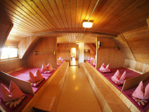 Unser Matratzenlager - wie in jeder Alpenvereinshütte kann man hier in unserer Berghütte günstig übernachten