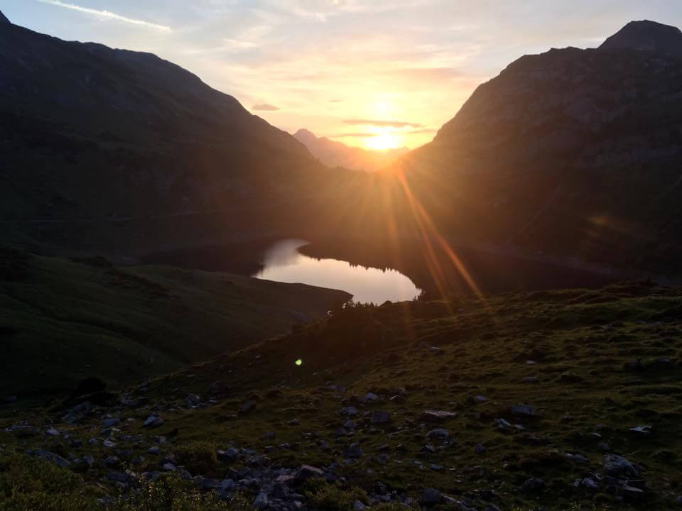 Die Sonne geht auf hinter dem Formarinsee - von unserer Hütte aus hat man eine wundervolle Aussicht.