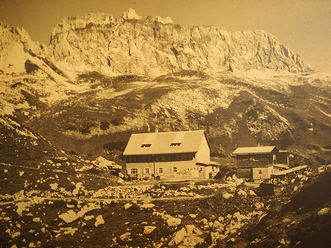 Altes Foto von unserer Freiburger Hütte - so sah die DAV-Hütte früher aus!