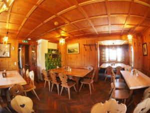 Blick in die Gaststube unserer DAV-Hütte - hier kann in gemütlicher Atmosphäre gefrühstückt und zu Abend gegessen werden