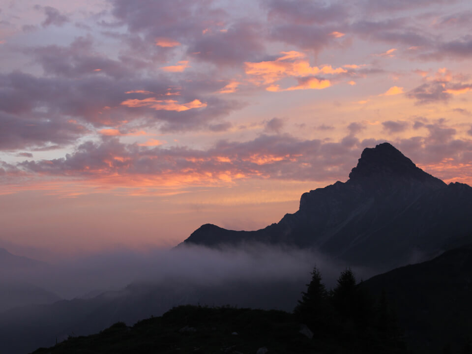 Etwas, wofür sich die Anstrengung beim Bergsteigen definitv lohnt: der Ausblick von oben - Bergpanorama