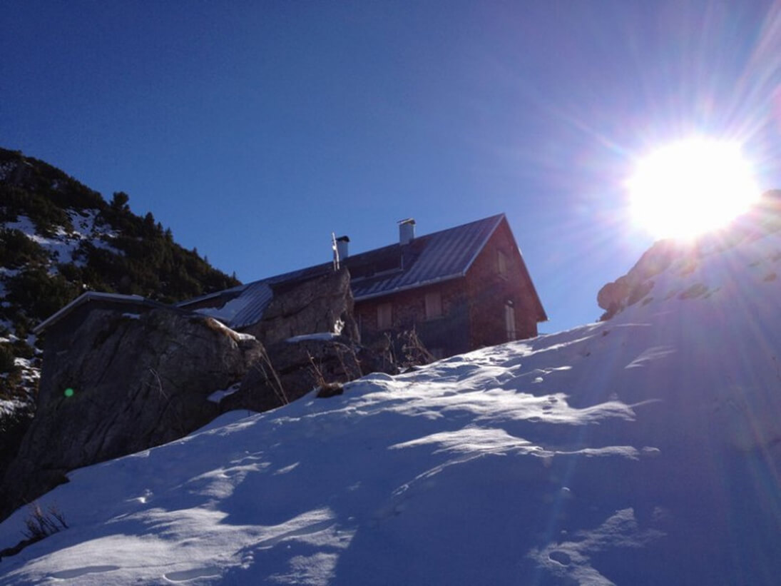 Blick auf die Freiburger Hütte von unten im Winter - auf fast 2000m Höhe liegt hier natürlich viel Schnee