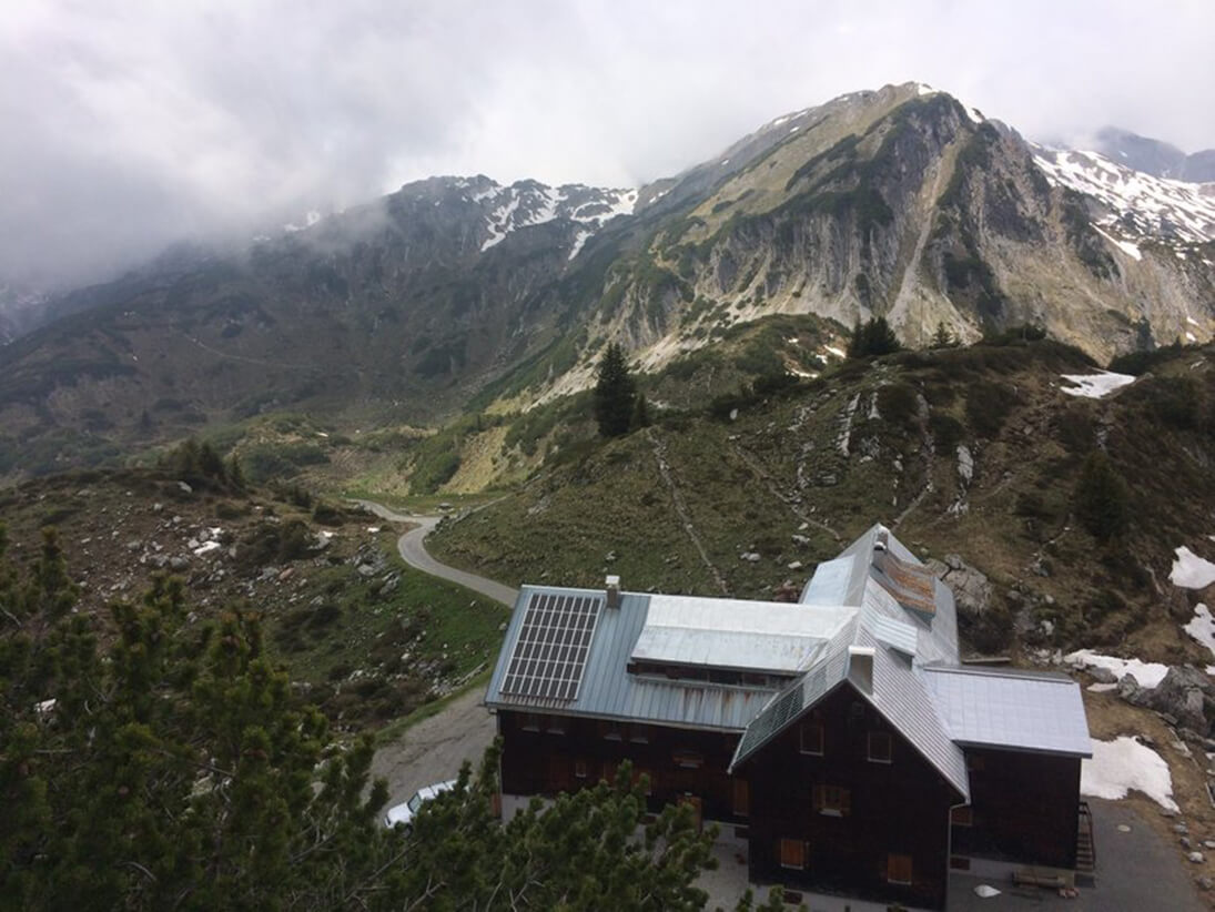 Unsere Freiburger Hütte umgeben von Natur - einsame Wanderwege führen über Berge, Wiesen und Gletscher