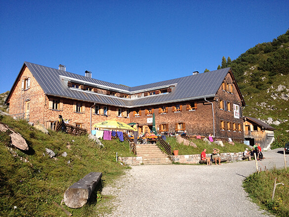 Unsere Freiburger Hütte von unten, wenn man nach der Wanderung von Lech am Arlberg bei uns ankommt