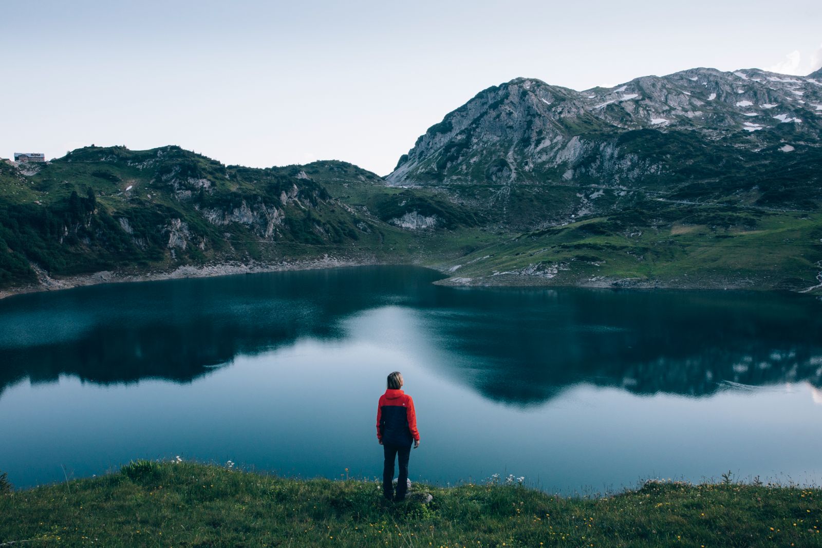 Wanderer am Formarinsee vor der Roten Wand