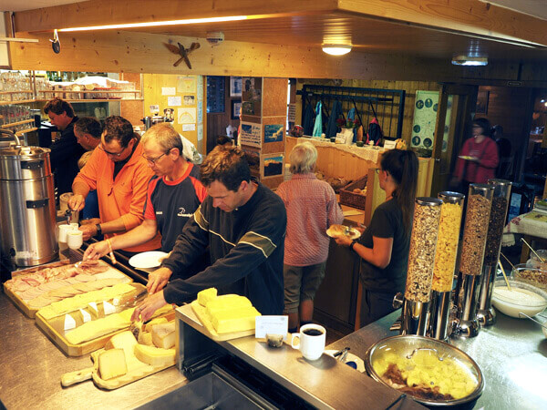 Frühstücksbuffet der Freiburger Hütte