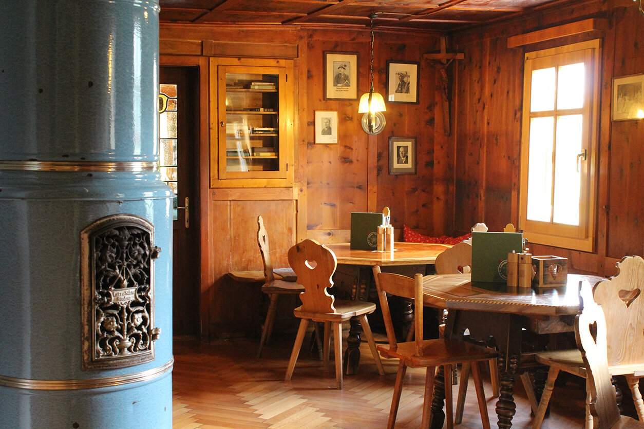 Gemütliche Gaststube der Freiburger Hütte