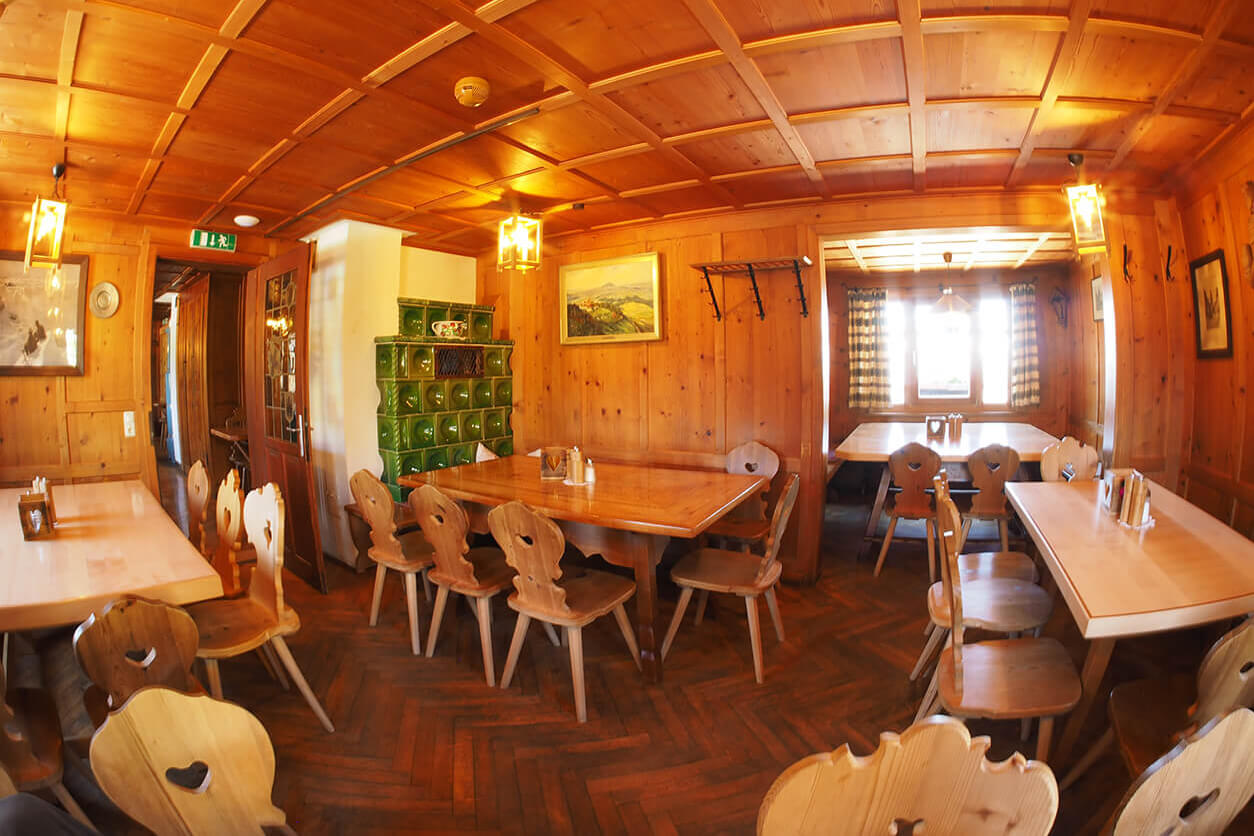 Gaststube der Freiburger Hütte