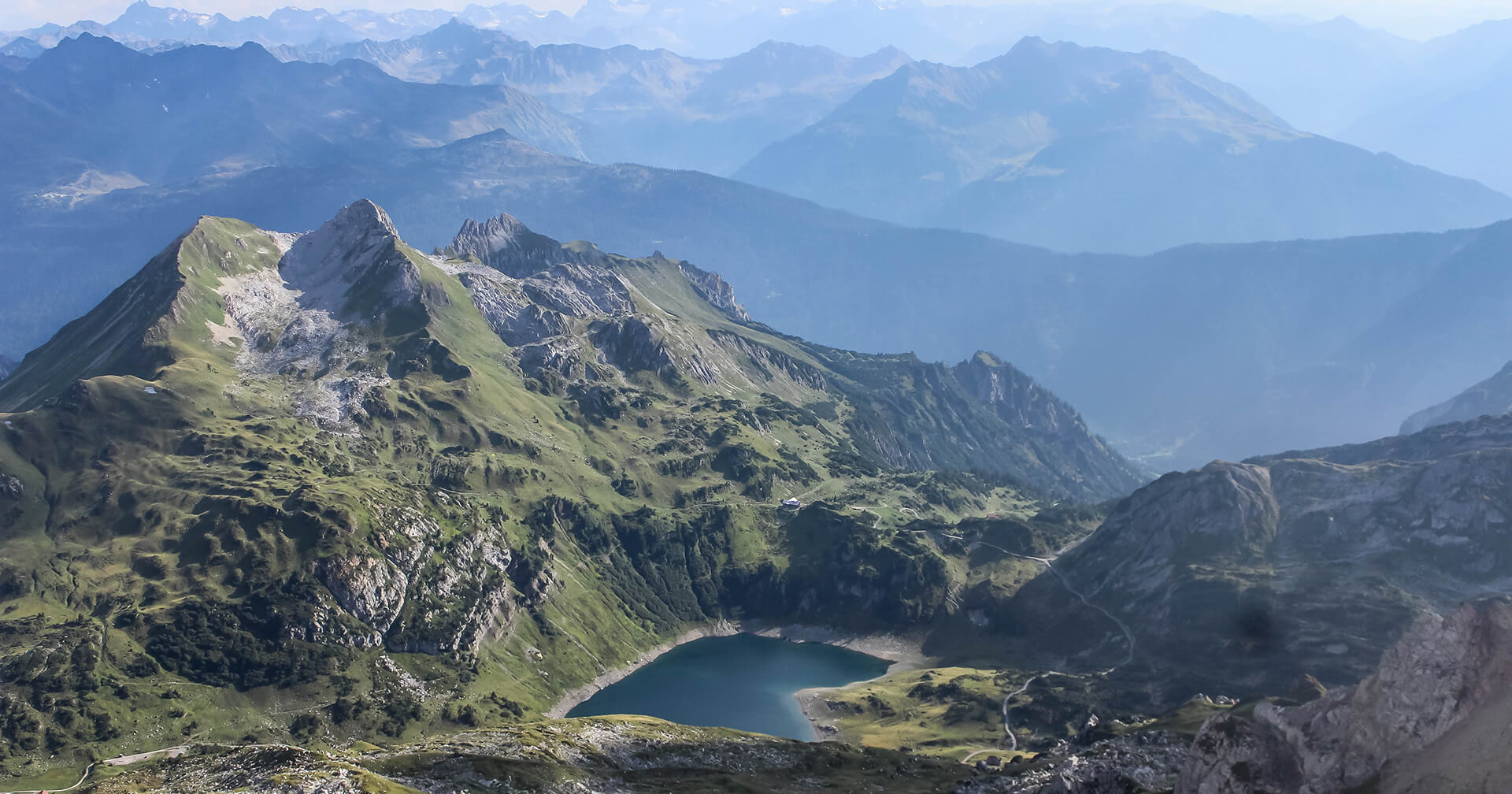 Wandern am Formarinsee unter der Roten Wand