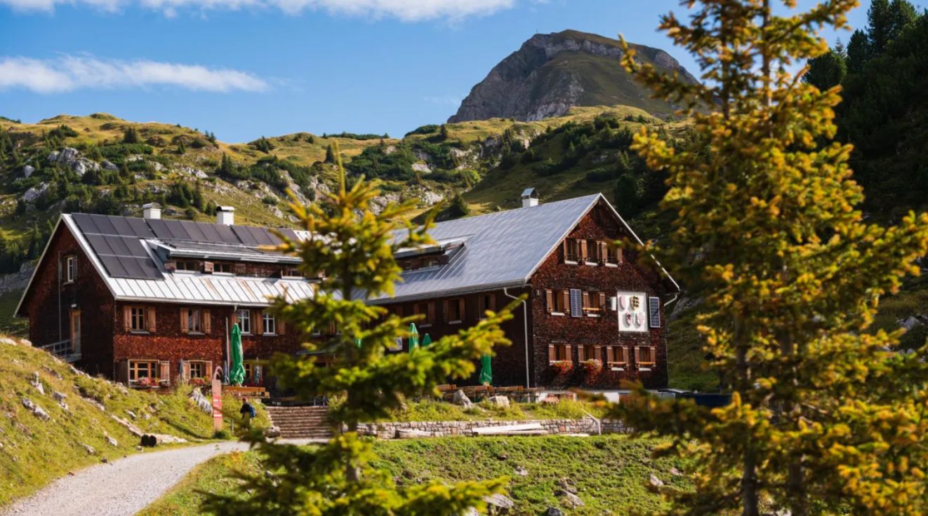 Freiburger Hütte vor der Roten Wand